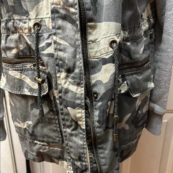🎉HP🎉 Forever 21 Camo Utility Jacket with Grey Sleeves - Picture 5 of 6
